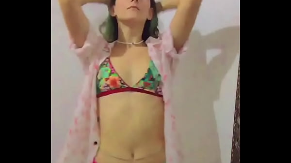 Eduarda exibindo seu corpo de biquíni